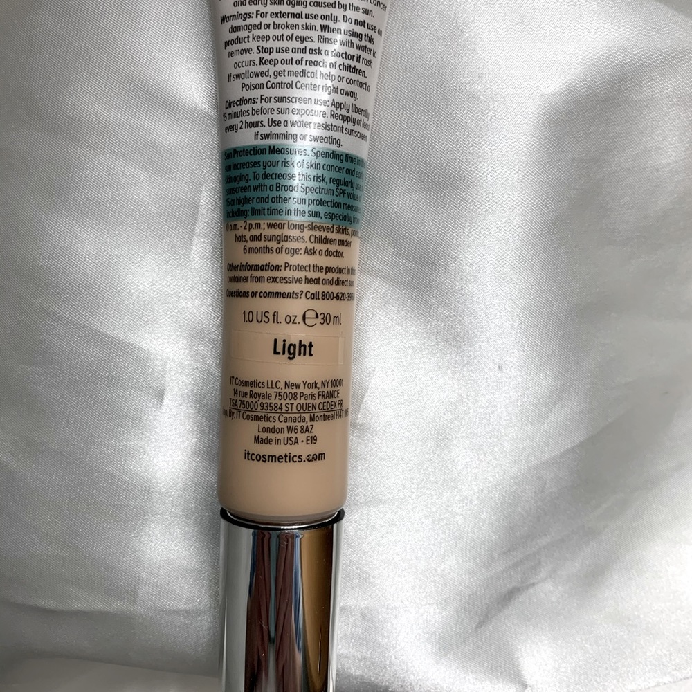 It Bye Bye Foundation Oil-Free Matte Light… - Picture 4 of 8